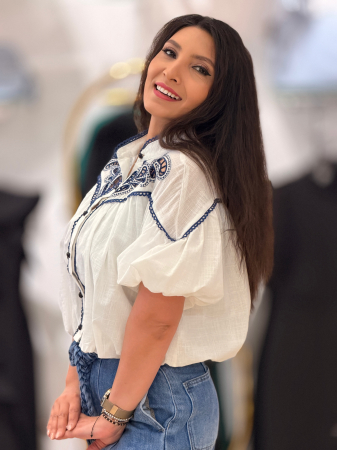 Bluza alba cu broderie bleumarin [3]