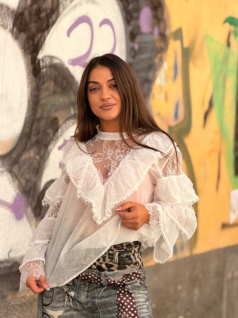 Noutati - Bluza alba cu dantela si volane