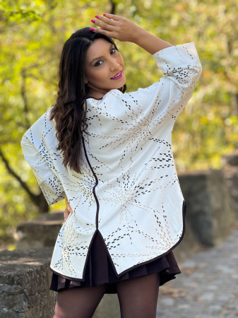 Bluza alba cu detaliu pe spate [3]