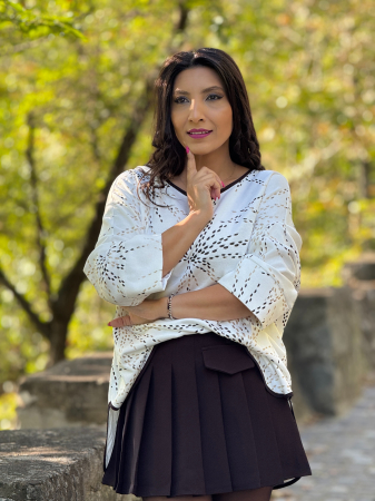 Bluza alba cu detaliu pe spate [2]