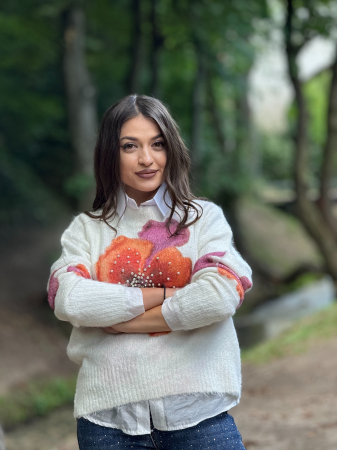Bluza alba cu floare colorata si aplicatii cu perle [1]
