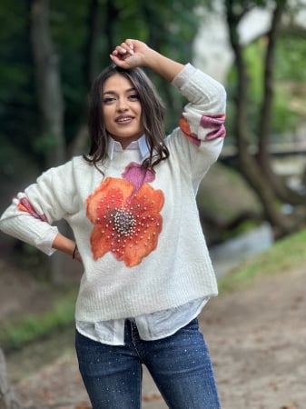 Imbracaminte de dama - Bluza alba cu floare colorata si aplicatii cu perle