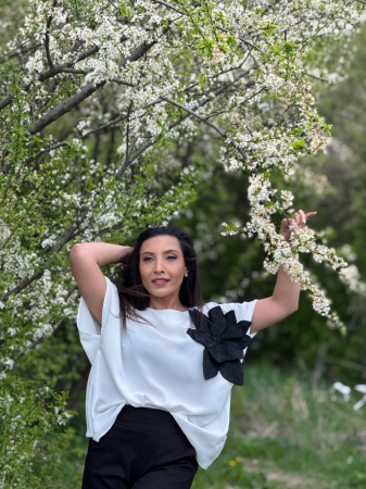 Bluza alba cu floare neagra [5]