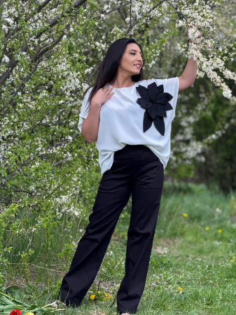 Bluza alba cu floare neagra [4]