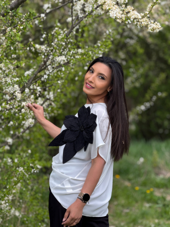 Bluza alba cu floare neagra [1]