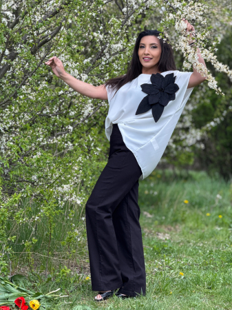 Bluza alba cu floare neagra [7]