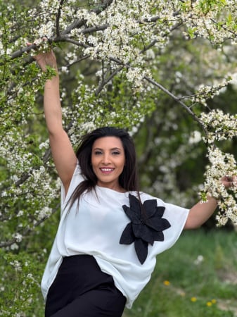 Noutati - Bluza alba cu floare neagra