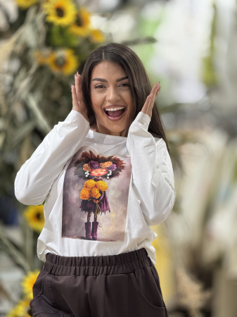 Colectia NOUA - Bluza alba cu imprimeu fetita cu flori colorate
