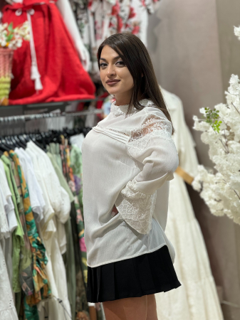 Bluza alba eleganta cu insertii din dantela [2]