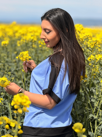 Bluza albastra cu o floare [2]