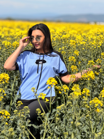 Bluza albastra cu o floare [5]