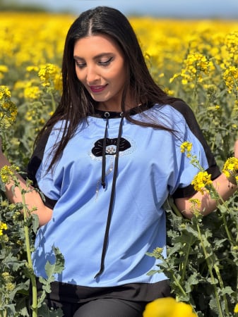 Imbracaminte de dama - Bluza albastra cu o floare