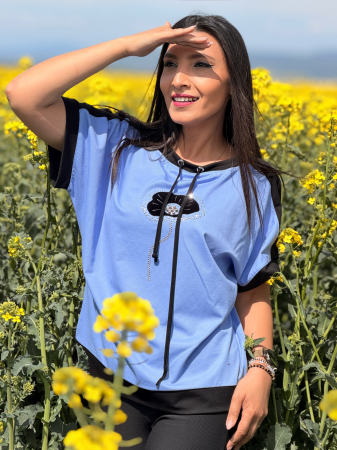 Bluza albastra cu o floare [1]
