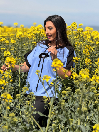 Bluza albastra cu o floare [4]