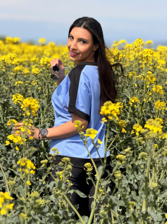 Bluza albastra cu o floare [6]