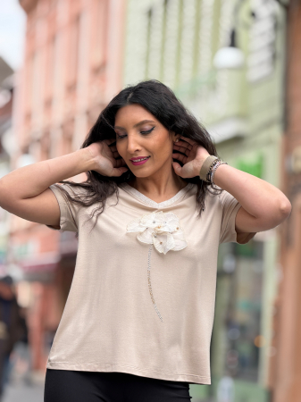 Bluza bej din vascoza cu floare aplicata [2]