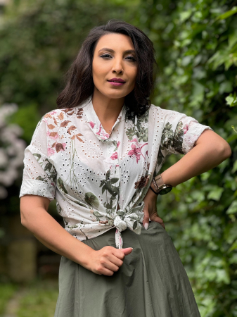 Tricouri si topuri - Bluza brodata cu imprimeu floral in tonuri naturale