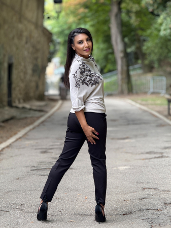 Bluza cu broderie florala [4]