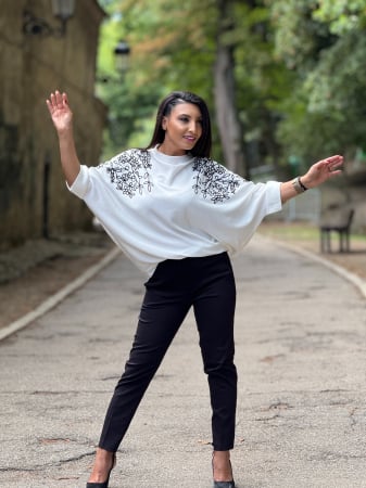 Imbracaminte de dama - Bluza cu broderie florala