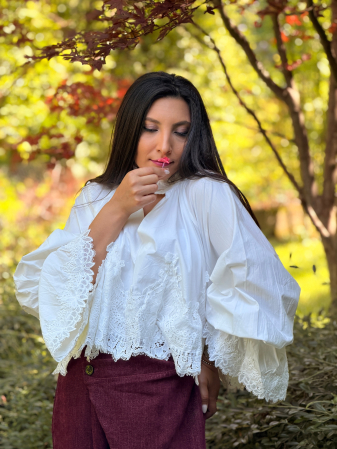 Bluza cu dantela florala si decolteu in V [1]