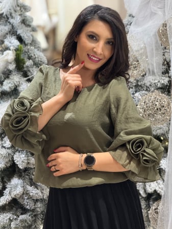 Noutati - Bluza cu floare la mana