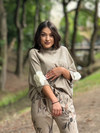 COLECTIA DE TOAMNA - Bluza cu floare la maneca