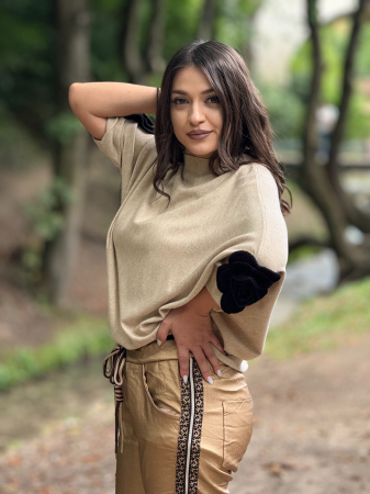 COLECTIA DE TOAMNA - Bluza cu floare la maneca