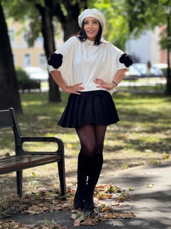Imbracaminte de dama - Bluza cu floare la maneca