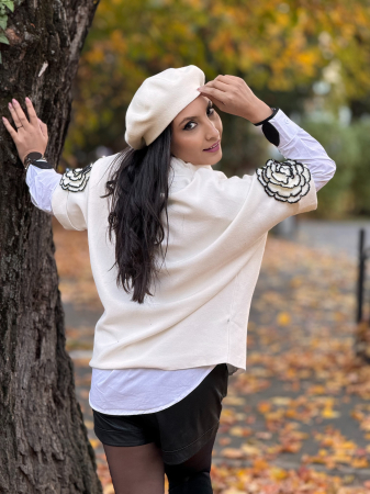 Bluza cu flori aplicate pe mana [5]