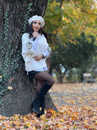 Bluza cu flori aplicate pe mana [0]