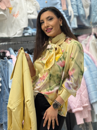 Bluze si camasi - Bluza cu funda la gat si print vesel de primavara pe croi lejer