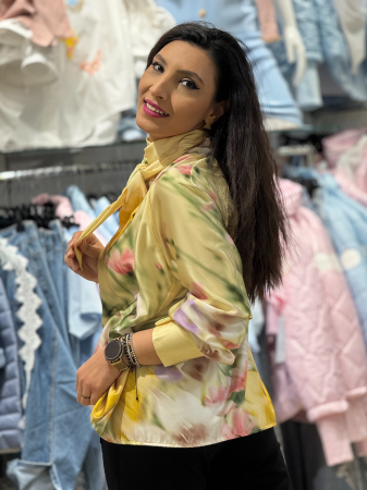 Bluza cu funda la gat si print vesel de primavara pe croi lejer [4]