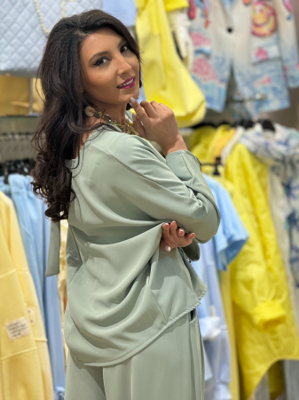 Bluza cu fundita la spate pe croi lejer [3]