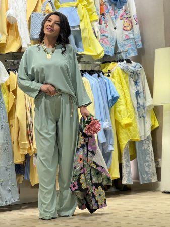 Bluza cu fundita la spate pe croi lejer [5]