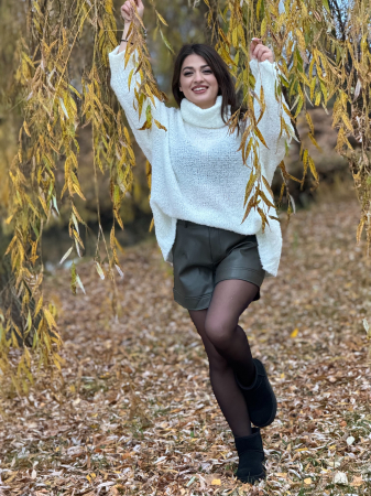 Promotii - Bluza cu gat inalt alba