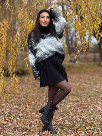 Bluza cu gat inalt si paiete mari [4]