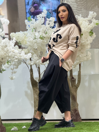 Bluza cu imprimeu text si detalii metalice [4]