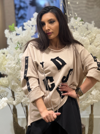 Bluza cu imprimeu text si detalii metalice [2]