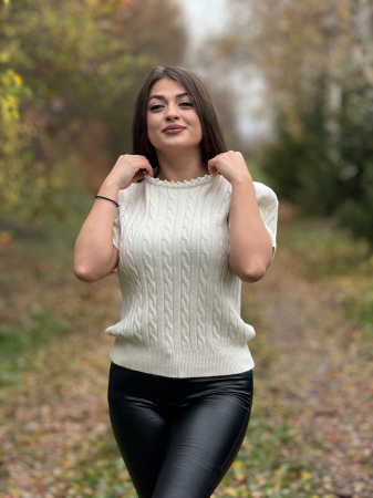 Bluza cu perlute la gat [1]