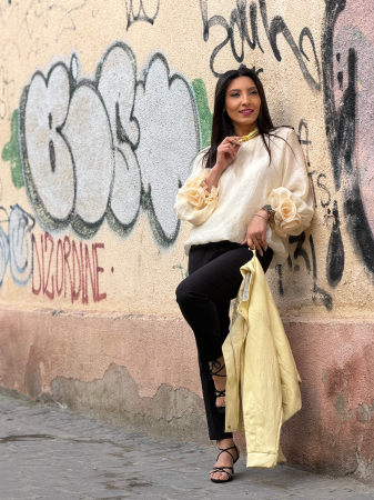 Bluza cu trandafiri la mana [5]