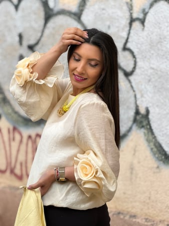 Imbracaminte de dama - Bluza cu trandafiri la mana