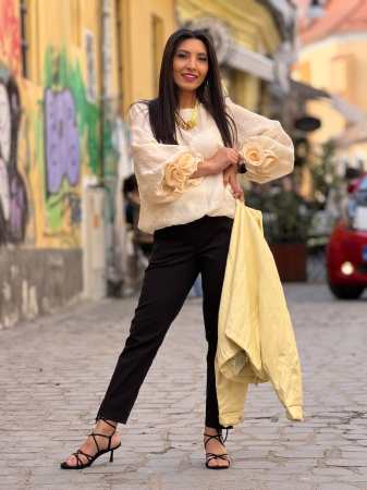 Bluza cu trandafiri la mana [6]