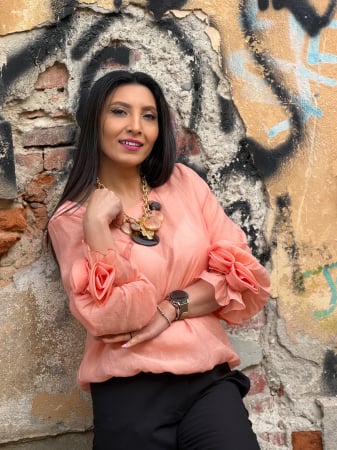 Imbracaminte de dama - Bluza cu trandafiri la mana