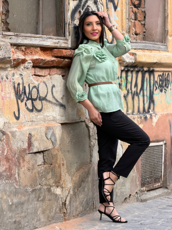 Bluza cu umeri bufanti si brosa floare [4]