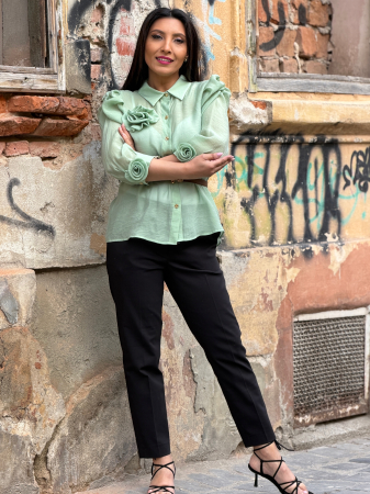 Bluza cu umeri bufanti si brosa floare [3]