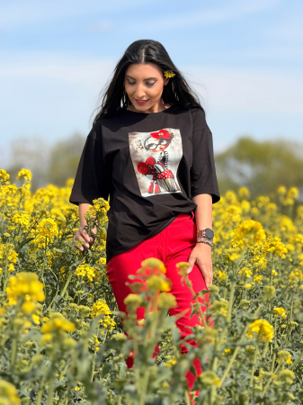 Tricouri si topuri - Bluza din bumbac cu fetita cu flori rosii