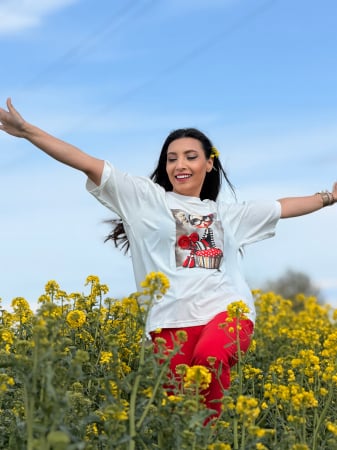 Imbracaminte de dama - Bluza din bumbac cu imprimeu fetita cu flori rosii