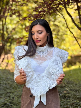 COLECTIA DE TOAMNA - Bluza din dantela cu volane si cordon in talie