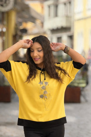 Imbracaminte de dama - Bluza din vascoza cu detaliu in piept si snur la gat