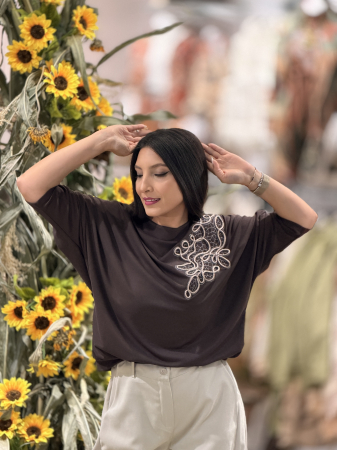 Bluza din vascoza maro cu broderie decorativa [2]